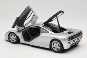McLaren F1 Srebrny UT Models 1:18 530133180 Metal — zdjęcie 5 z 8