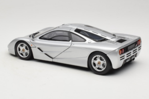 McLaren F1 Srebrny UT Models 1:18 530133180 Metal — zdjęcie 7 z 8