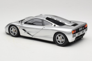 McLaren F1 Srebrny LCD 1:18 LCD18014-SI Metal — zdjęcie 7 z 8