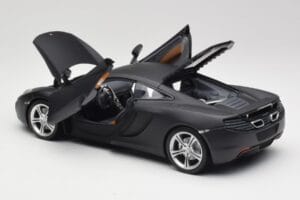 McLaren MP4-12C Matt Satellite Szary Minichamps 1:18 110133024 Metal — zdjęcie 5 z 8