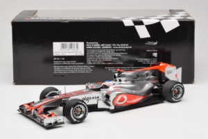 McLaren MP4-25 Mercedes #1 J. Button Vodafone McLaren Showcar F1 2010 Minichamps 1:18 530101801 Metal — zdjęcie 6 z 7