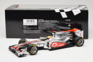 McLaren MP4-26 Mercedes #3 L. Hamilton Vodafone McLaren Showcar F1 2011 Minichamps 1:18 530111873 Metal — zdjęcie 6 z 7