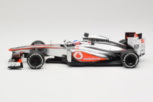 McLaren MP4-28 Mercedes #5 J. Button Vodafone McLaren F1 2013 Minichamps 1:18 530131805 Metal — zdjęcie 3 z 7