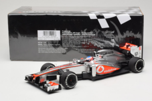 McLaren MP4-28 Mercedes #5 J. Button Vodafone McLaren F1 2013 Minichamps 1:18 530131805 Metal — zdjęcie 6 z 7