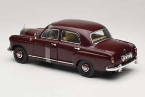 Mercedes 180 Ponton Ciemnoczerwony Revell 1:18 08876 Metal — zdjęcie 5 z 6