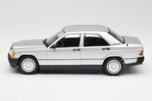 Mercedes 190E W201 Srebrny Minichamps 1:18 155037004 Metal — zdjęcie 3 z 6