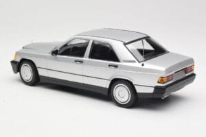 Mercedes 190E W201 Srebrny Minichamps 1:18 155037004 Metal — zdjęcie 5 z 6