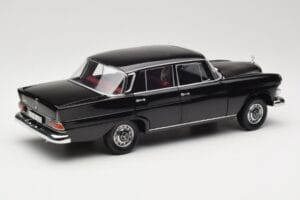 Mercedes 200 W110 Czarny Norev 1:18 183574 Metal — zdjęcie 3 z 8