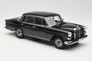 Mercedes 200 W110 Czarny Norev 1:18 183574 Metal — zdjęcie 6 z 8