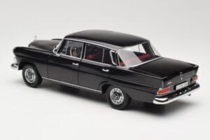 Mercedes 200 W110 Czarny Norev 1:18 183574 Metal — zdjęcie 7 z 8