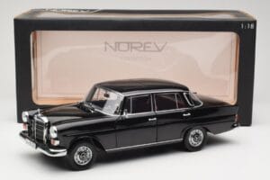 Mercedes 200 W110 Czarny Norev 1:18 183574 Metal — zdjęcie 8 z 8