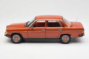 Mercedes 200 W123 English Czerwony Edycja Dealerska Norev 1:18 B66040653 Metal — zdjęcie 4 z 8
