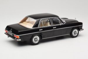 Mercedes 220D W115 Czarny MCG 1:18 MCG18117 Metal — zdjęcie 2 z 6