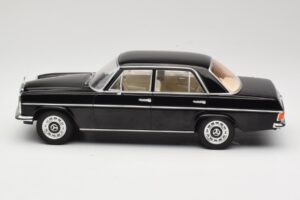 Mercedes 220D W115 Czarny MCG 1:18 MCG18117 Metal — zdjęcie 3 z 6