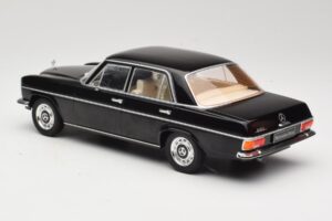 Mercedes 220D W115 Czarny MCG 1:18 MCG18117 Metal — zdjęcie 5 z 6