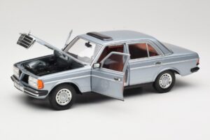 Mercedes 230E W123 Srebrny & Jasnoniebieski Revell 1:18 08407 Metal — zdjęcie 2 z 8