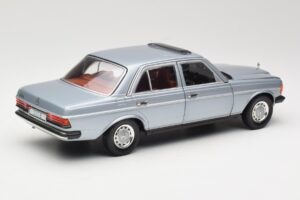 Mercedes 230E W123 Srebrny & Jasnoniebieski Revell 1:18 08407 Metal — zdjęcie 3 z 8