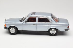 Mercedes 230E W123 Srebrny & Jasnoniebieski Revell 1:18 08407 Metal — zdjęcie 4 z 8