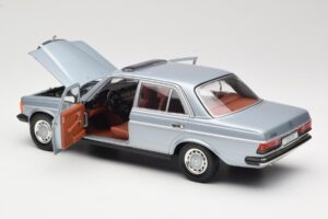 Mercedes 230E W123 Srebrny & Jasnoniebieski Revell 1:18 08407 Metal — zdjęcie 5 z 8