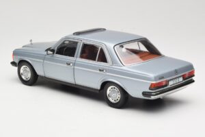Mercedes 230E W123 Srebrny & Jasnoniebieski Revell 1:18 08407 Metal — zdjęcie 7 z 8