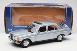 Mercedes 230E W123 Srebrny & Jasnoniebieski Revell 1:18 08407 Metal — zdjęcie 8 z 8