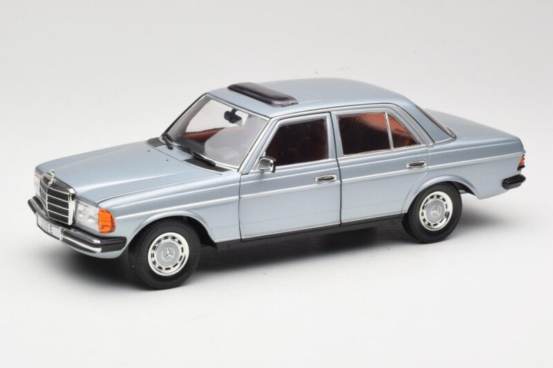Mercedes 230E W123 Srebrny & Jasnoniebieski Revell 1:18 08407 Metal