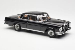 Mercedes 280 SE W111 Coupe Czarny AUTOart 1:18 76286 Metal — zdjęcie 6 z 8