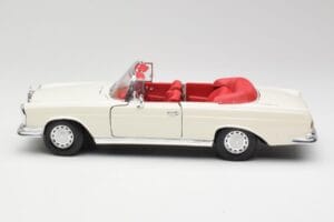 Mercedes 280SE W108 Ivory Biały Maisto 1:18 50223 Metal — zdjęcie 4 z 8