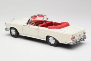Mercedes 280SE W108 Ivory Biały Maisto 1:18 50223 Metal — zdjęcie 7 z 8