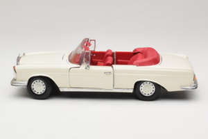 Mercedes 280 SE W108 Biały Maisto 1:18 52111 Metal — zdjęcie 4 z 8