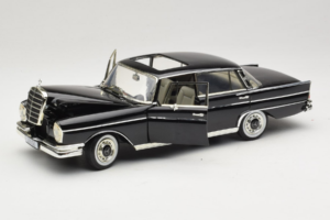 Mercedes 300 SE W112 Black Metallic Revell 1:18 08910 Metal — zdjęcie 2 z 8