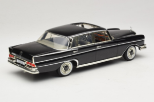 Mercedes 300 SE W112 Black Metallic Revell 1:18 08910 Metal — zdjęcie 3 z 8