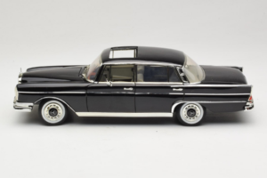 Mercedes 300 SE W112 Black Metallic Revell 1:18 08910 Metal — zdjęcie 4 z 8