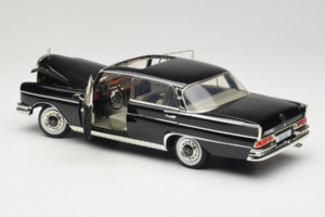 Mercedes 300 SE W112 Black Metallic Revell 1:18 08910 Metal — zdjęcie 5 z 8