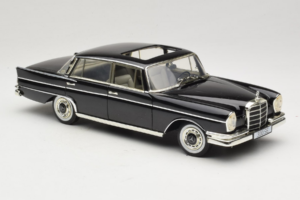 Mercedes 300 SE W112 Black Metallic Revell 1:18 08910 Metal — zdjęcie 6 z 8