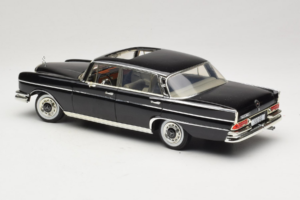 Mercedes 300 SE W112 Black Metallic Revell 1:18 08910 Metal — zdjęcie 7 z 8