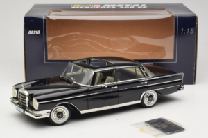 Mercedes 300 SE W112 Black Metallic Revell 1:18 08910 Metal — zdjęcie 8 z 8