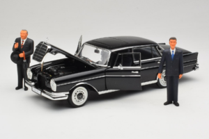 Mercedes 300 SE Czarny z Figurkami Revell 1:18 09050 Metal — zdjęcie 2 z 9