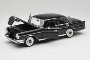 Mercedes 300 SE Czarny z Figurkami Revell 1:18 09050 Metal — zdjęcie 3 z 9