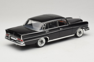 Mercedes 300 SE Czarny z Figurkami Revell 1:18 09050 Metal — zdjęcie 4 z 9