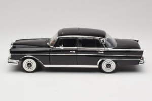 Mercedes 300 SE Czarny z Figurkami Revell 1:18 09050 Metal — zdjęcie 5 z 9