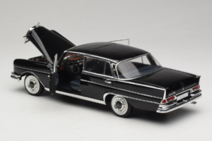 Mercedes 300 SE Czarny z Figurkami Revell 1:18 09050 Metal — zdjęcie 6 z 9