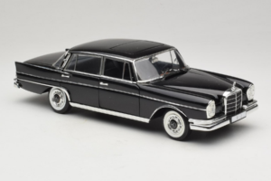Mercedes 300 SE Czarny z Figurkami Revell 1:18 09050 Metal — zdjęcie 7 z 9