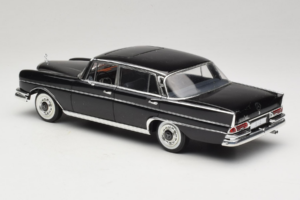 Mercedes 300 SE Czarny z Figurkami Revell 1:18 09050 Metal — zdjęcie 8 z 9