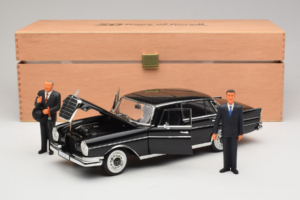 Mercedes 300 SE Czarny z Figurkami Revell 1:18 09050 Metal — zdjęcie 9 z 9