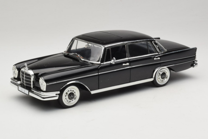 Mercedes 300 SE Czarny z Figurkami Revell 1:18 09050 Metal