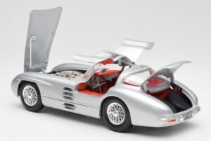 Mercedes 300 SLR Uhlenhaut Coupe Srebrny Maisto 1:18 536898 Metal — zdjęcie 5 z 8
