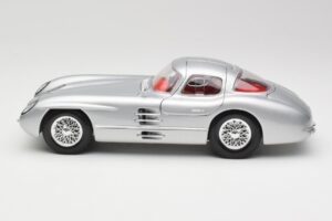 Mercedes 300 SLR Uhlenhaut Coupe Srebrny Maisto 1:18 36898 Metal — zdjęcie 4 z 8