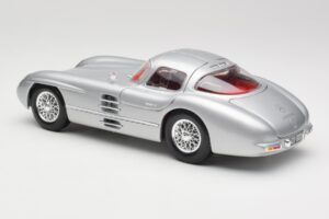 Mercedes 300 SLR Uhlenhaut Coupe Srebrny Maisto 1:18 36898 Metal — zdjęcie 7 z 8