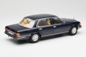 Mercedes 450 SEL 6.9 W116 Ciemnoniebieski Revell 1:18 8956 Metal — zdjęcie 3 z 8